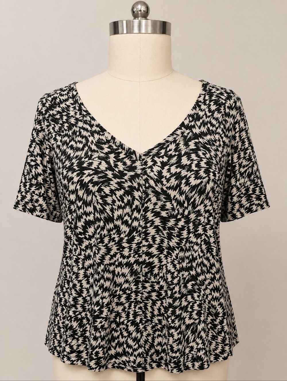 Torrid Low Back Tie Open Keyhole Back Puff Sleeve V Neck Animal Print Blouse - Picture 3 of 9